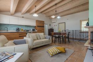 A kitchen or kitchenette at Villa Rosa
