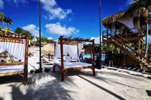 un resort con due letti sulla spiaggia di Black diamond condominium a Le Diamant