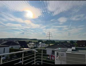 オーバーアスバッハにあるLuxusvilla Neubau 2のバルコニーから曇り空の景色を望めます。