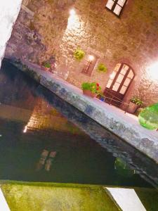 アシャーノにあるMolino dei Pretiの建物内の水のプールの景色