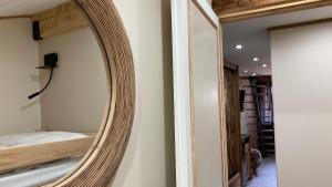 ムジェーヴにあるStudio Mezzanine Megeve centreのベッド付きの部屋の壁に鏡