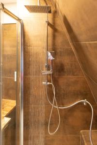 ein Bad mit einer Dusche mit einem Schlauch in der Unterkunft Lausitzer Seenland in Hoyerswerda