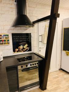 uma cozinha com fogão forno superior ao lado de um frigorífico em Lausitzer Seenland em Hoyerswerda
