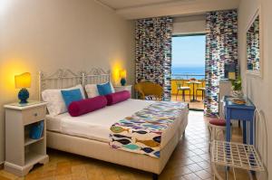 
Een bed of bedden in een kamer bij Baia Taormina Hotels & Spa
