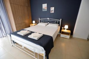 een slaapkamer met een bed met twee handdoeken erop bij Aristotle's Studio in Kalamata