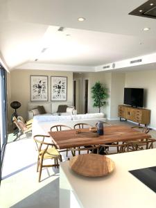 - un salon avec une table et un canapé dans l'établissement Luxury Penthouse Gerardo - The View Fuengirola, à Fuengirola