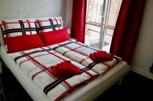 ラウターバッハにあるUrlaubsbahnhof-Gueterbodenのベッド(赤い枕付)