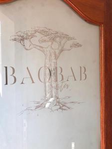 rysunek drzewa na ścianie w obiekcie BaobabSuites w mieście Johannesburg