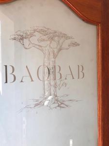 un dibujo de un árbol en una pared en BaobabSuites, en Johannesburgo