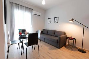 uma sala de estar com um sofá e uma mesa em The brand new House meets the ideal location Apt2 em Atenas
