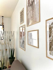 聖艾蒂安的住宿－L’Escale - Le Boho + garage + NETFLIX，墙上挂着绘画和图片