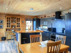 Ett kök eller pentry på Red Kite & Osprey Lodges