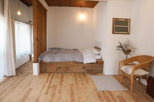 Ένα ή περισσότερα κρεβάτια σε δωμάτιο στο Taketa Ekimae Hostel cue
