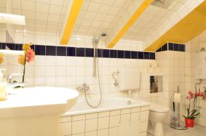 A bathroom at AJO Apartments - Alte Donau Lake View Penthouse - Self-Check-in