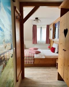 ein kleines Schlafzimmer mit einem Bett und einem Fenster in der Unterkunft Hotel TraumRaum in Heilbronn
