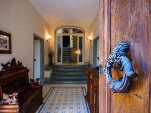 une poignée de porte sur une porte en bois avec un couloir dans l'établissement Sorgente di Francesca Luxury Counrty House, à Pontassieve
