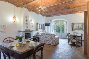una sala de estar con una mesa y un sofá en Antica Villa Merelli 24, Emma Villas, en Monte San Savino