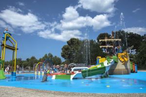 un parc aquatique avec un toboggan et des toboggans dans l'établissement Happy Camp mobile homes in Centro Vacanze Bi Village, à Fažana