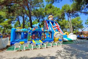 Herní místnost nebo prostor pro děti v ubytování Happy Camp mobile homes in Centro Vacanze Bi Village