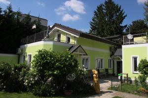 una casa con jardín y una boca de incendios en AJO Vienna Lake View - Contactless Check-in en Viena