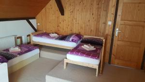 Postel nebo postele na pokoji v ubytování Chalupa V kopci + 26 fotografií