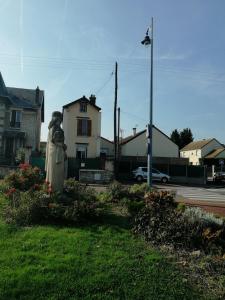 une statue d'une femme debout dans une cour dans l'établissement LOUE MAISON ENTIÈRE PROPRE ! , Endroit calme, à 5 minutes gare mantes la jolie,, à Mantes-la-Jolie