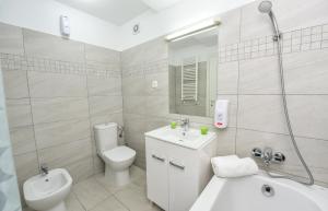 y baño con aseo, lavabo y ducha. en Royal Accommodation, en Bucarest