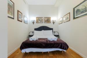 a bedroom with a bed and a painting on the wall at Milan Retreats Cadorna Duomo in Milan