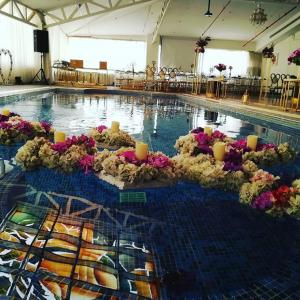 einen Pool mit Blumen und Kerzen darin in der Unterkunft Millennia Olaya Hotel in Riad