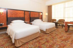سرير أو أسرّة في غرفة في Millennium Airport Hotel Dubai
