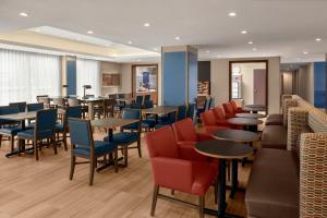 Holiday Inn Express & Suites Woodside LaGuardia Airport tesisinde bir restoran veya yemek mekanı