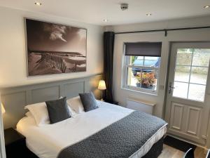 A bed or beds in a room at Miller House Courtyard 