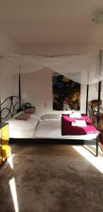 リューベックにあるFerienwohnung-Ulindeのテント内の大型ベッド付きのベッドルーム1室