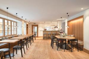 Hotel Post Andeer餐厅或其他用餐的地方
