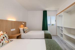 Postel nebo postele na pokoji v ubytování Roca Verde - Playa del Inglés + 37 fotografií