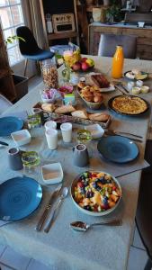 una mesa con un montón de comida. en Atelier des sens 89 en Évry