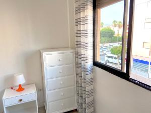 1 dormitorio con vestidor y ventana en Cozy and modern apartment in Maspalomas en San Fernando