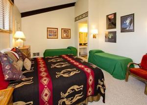 Postel nebo postele na pokoji v ubytování St Anton Courtyard View 2-Bedroom Condo with full kitchen