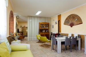 uma sala de estar com uma mesa e cadeiras amarelas em A CASA DI SARA em Tivoli