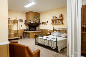 um quarto com uma cama e uma lareira em A CASA DI SARA em Tivoli