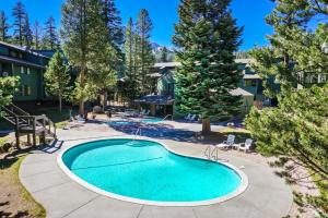 Πισίνα στο ή κοντά στο St Anton Wooded View 2-Bedroom Condos with Ski Lockers