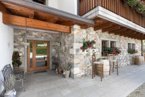 Casa de piedra con patio con puerta de madera en Agriturismo Bressani en Nimis