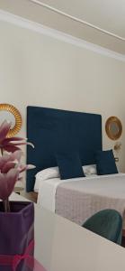a room with a bed, a table, and a window at B&B Amaris in Palermo