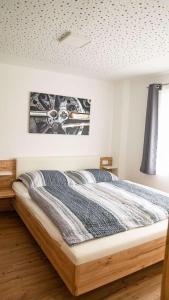 Кровать или кровати в номере Apartment am Alpakahof Hahn