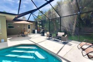 Photo de la galerie de l'établissement Sarasota Oasis,Charming Home, Heated Saltwater Pool, Screened Pool Area, Private Fencing, Near Siesta Key & Crescent Beach, à Sarasota