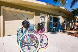 Photo de la galerie de l'établissement Sarasota Oasis,Charming Home, Heated Saltwater Pool, Screened Pool Area, Private Fencing, Near Siesta Key & Crescent Beach, à Sarasota