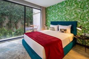 Кровать или кровати в номере Green Parrot Hotel Istanbul