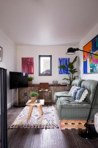 ein Wohnzimmer mit einem Sofa und einem Tisch in der Unterkunft Artist Residence Bristol in Bristol