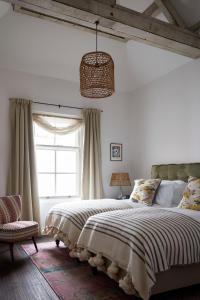 ein Schlafzimmer mit einem großen Bett und einem Fenster in der Unterkunft Artist Residence Bristol in Bristol