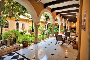 a large outdoor patio area with a walkway leading to a building at Hotel Caribe Merida Yucatan in Mérida